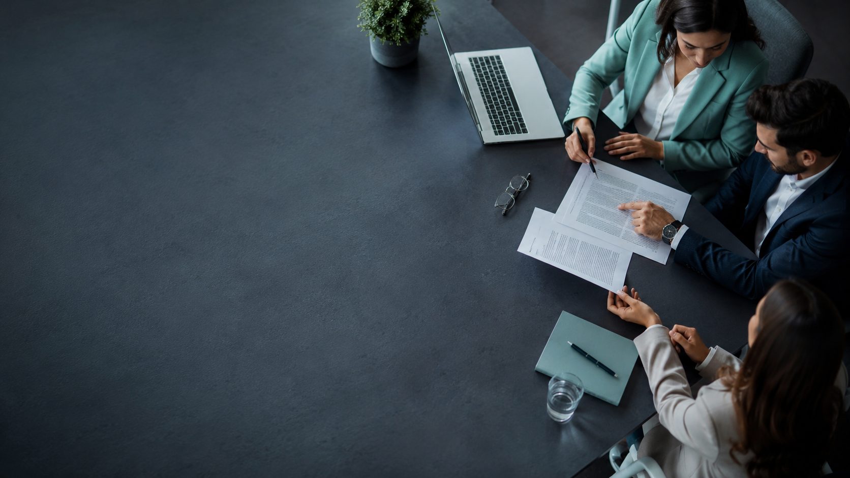 Mesa de trabajo con contratos laborales en revisión
