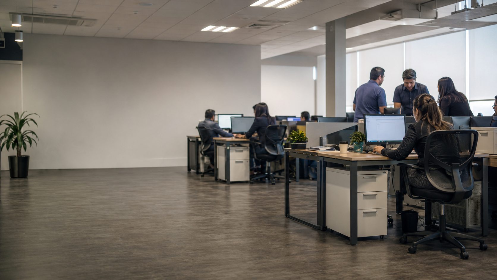 Equipo administrativo trabajando en la oficina de una empresa mediana