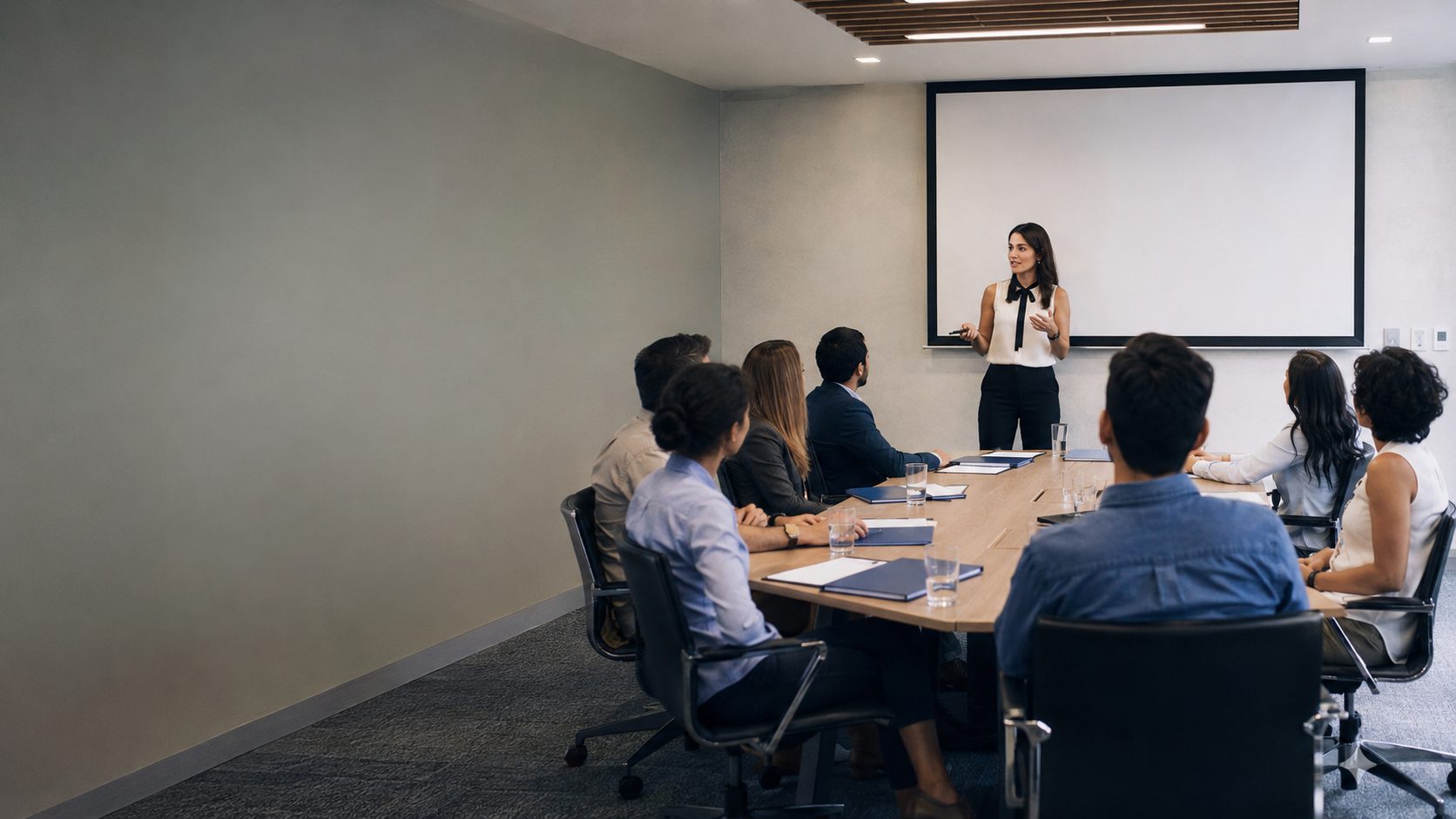 Capacitación interna al personal en la sala de reuniones de una empresa
